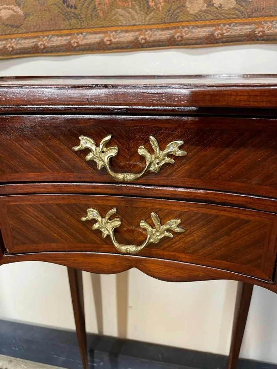 A Lovely Kidney Shape Mahogany Veneer Nightstands / Bedside Lockers. - Image 3