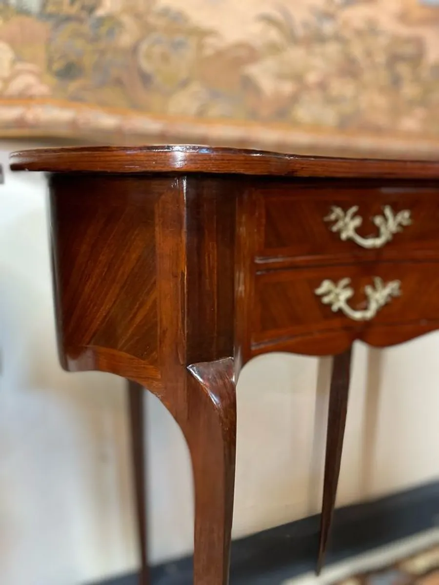 A Lovely Kidney Shape Mahogany Veneer Nightstands / Bedside Lockers. - Image 4