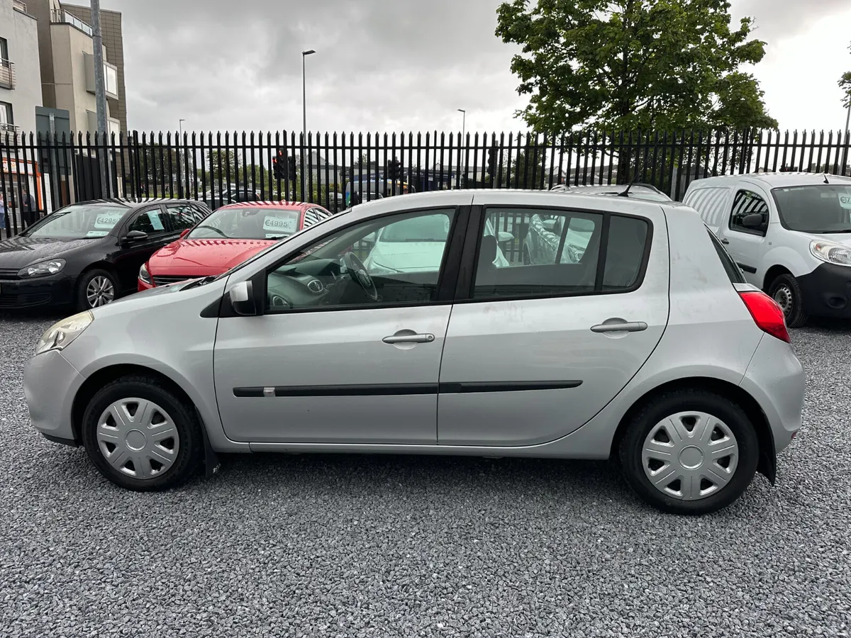 2011 Renault Clio Royale 1.1 4DR - Image 4