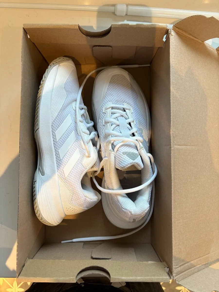 Tennis shoes - Image 1