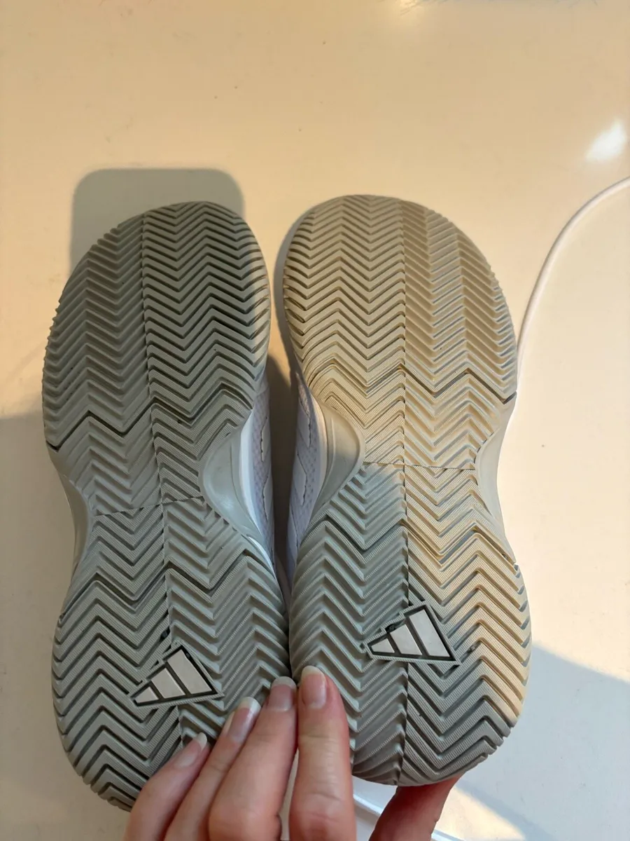 Tennis shoes - Image 3