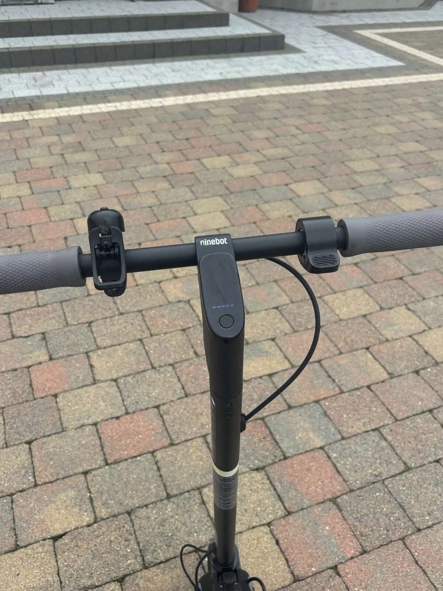 Ninebot f25e ii scooter - Image 2