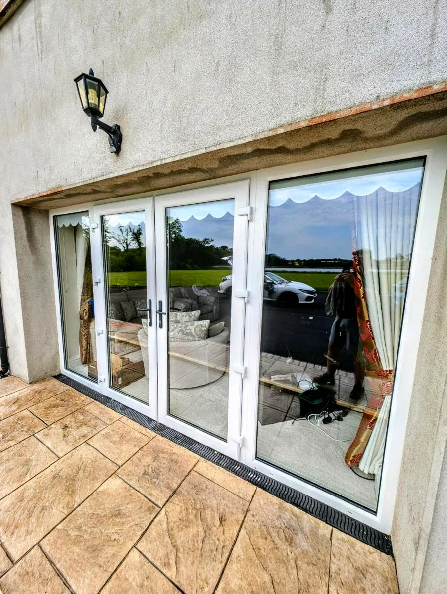 Professional Window Cleaning Service - Image 1