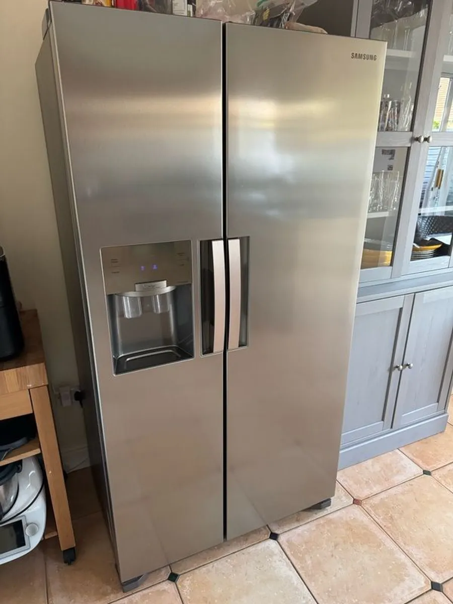 Samsung LARGE ICE/Filtered Water American Fridge Freezer - Image 1