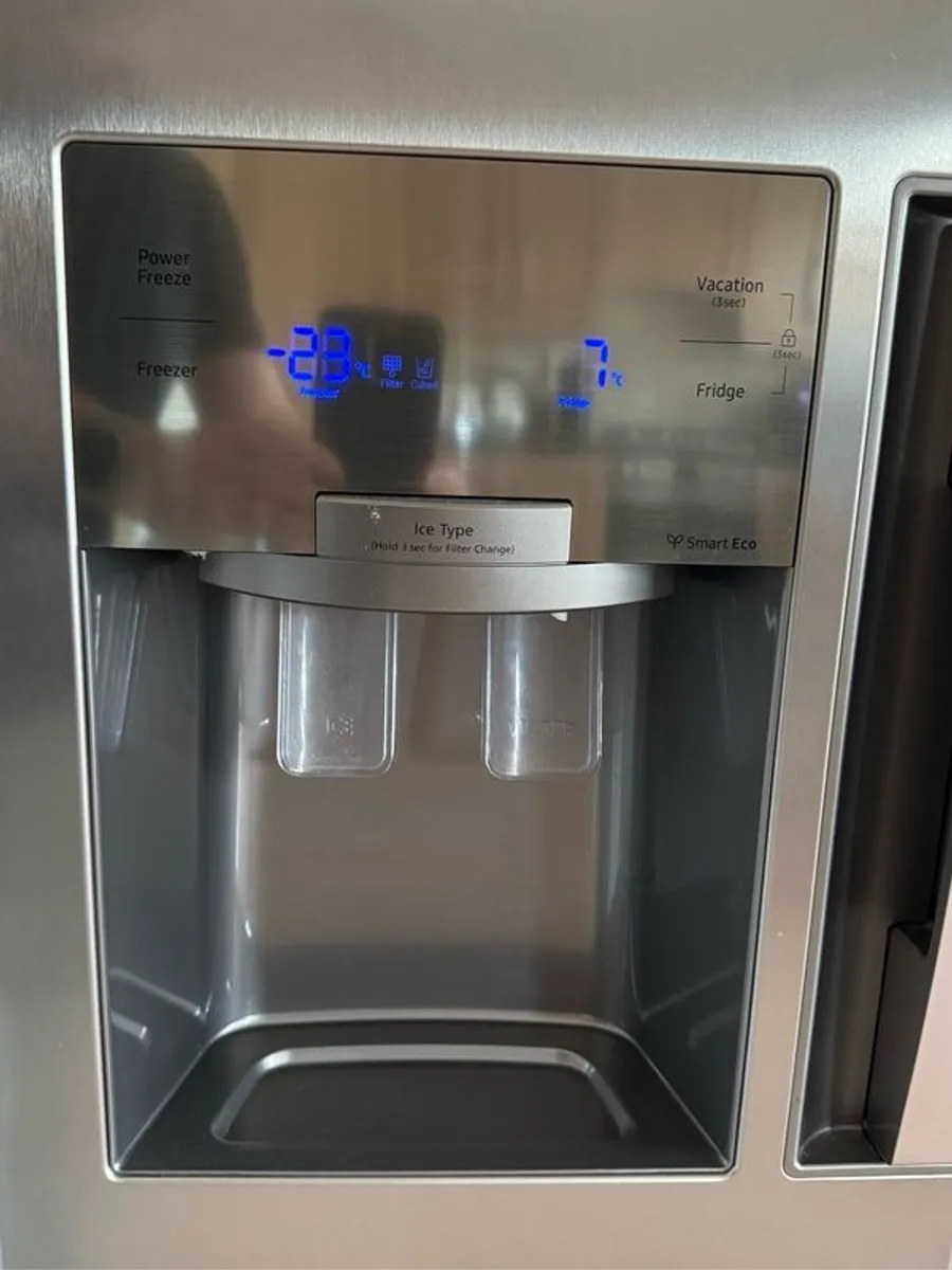 Samsung LARGE ICE/Filtered Water American Fridge Freezer - Image 3