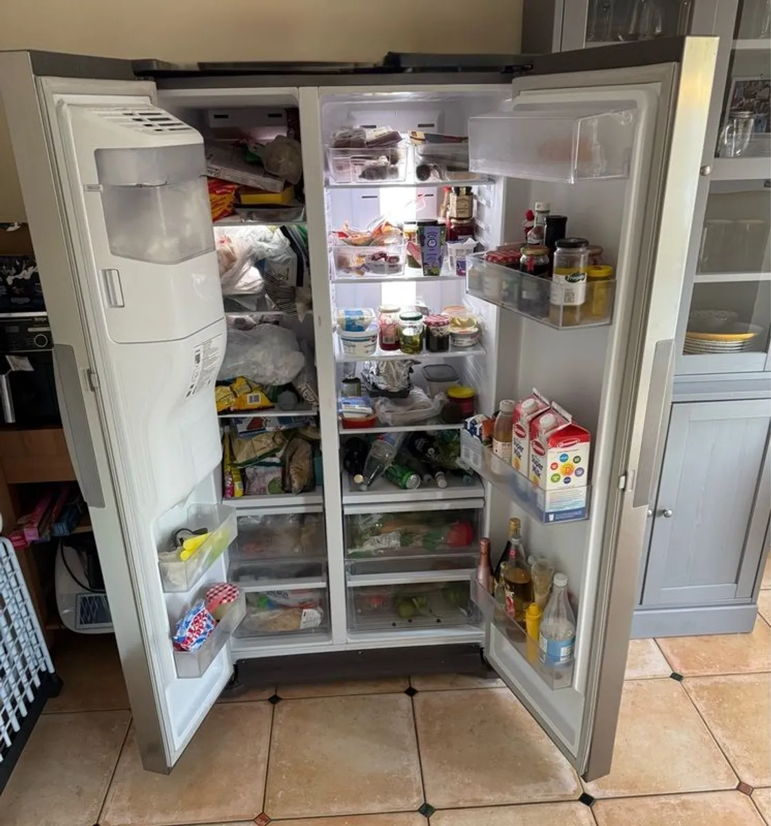 Samsung LARGE ICE/Filtered Water American Fridge Freezer - Image 4