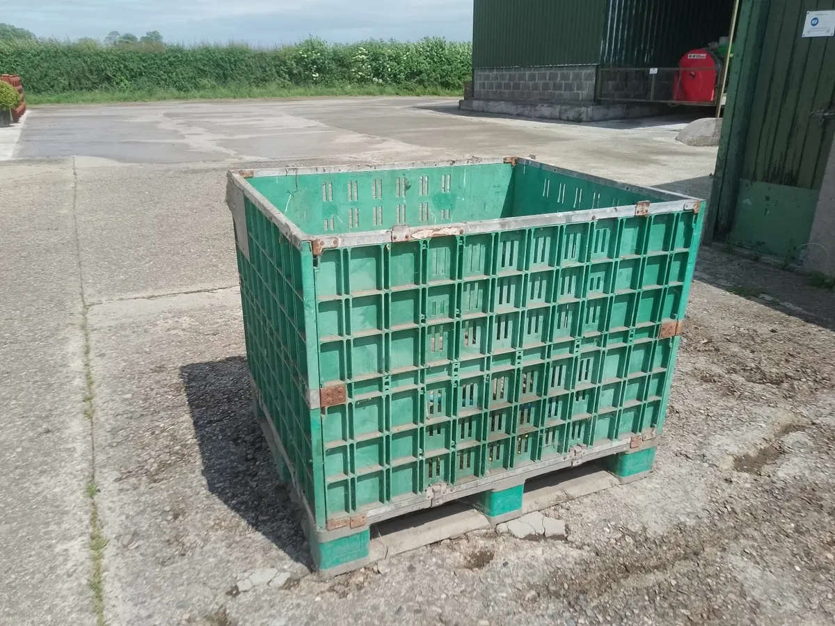 Plastic crates - Image 1
