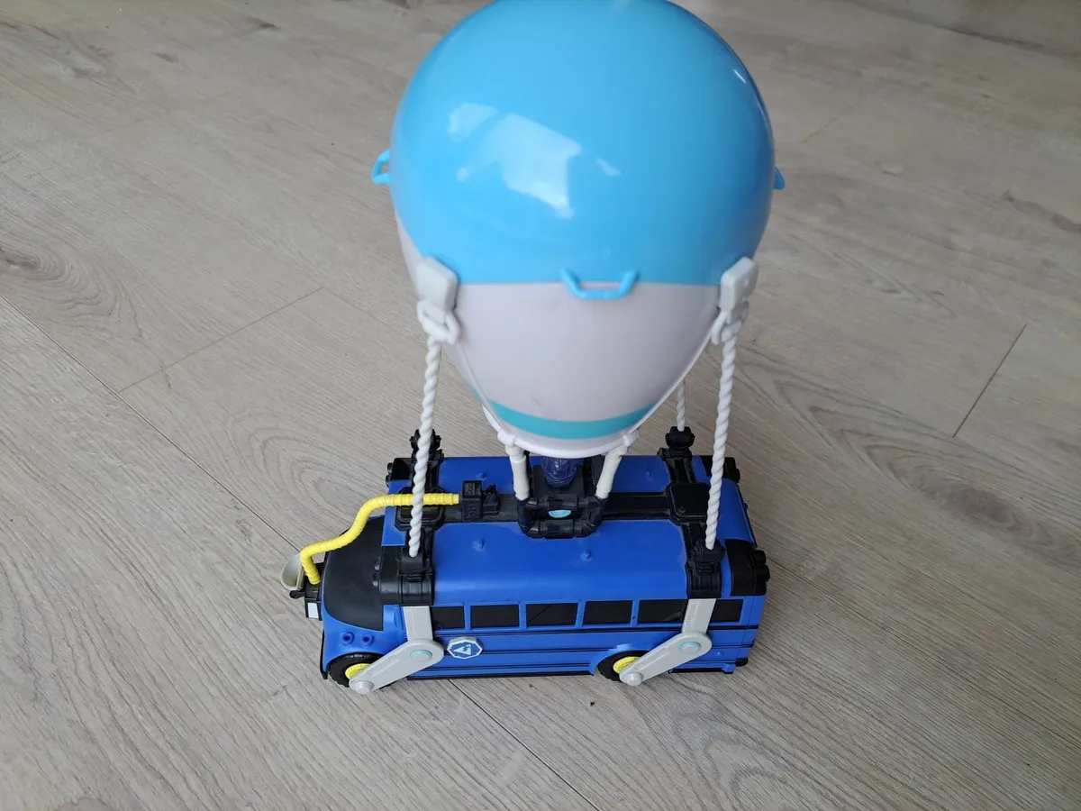 Fortnite Battle Bus - Image 1