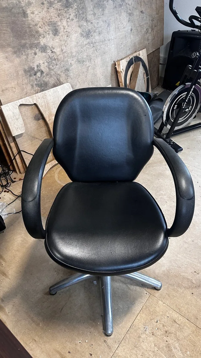 Barber Station and chair - Image 3