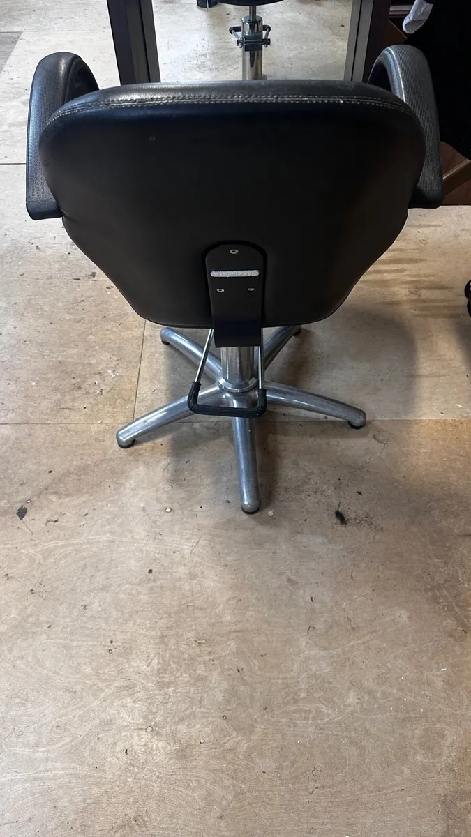 Barber Station and chair - Image 4