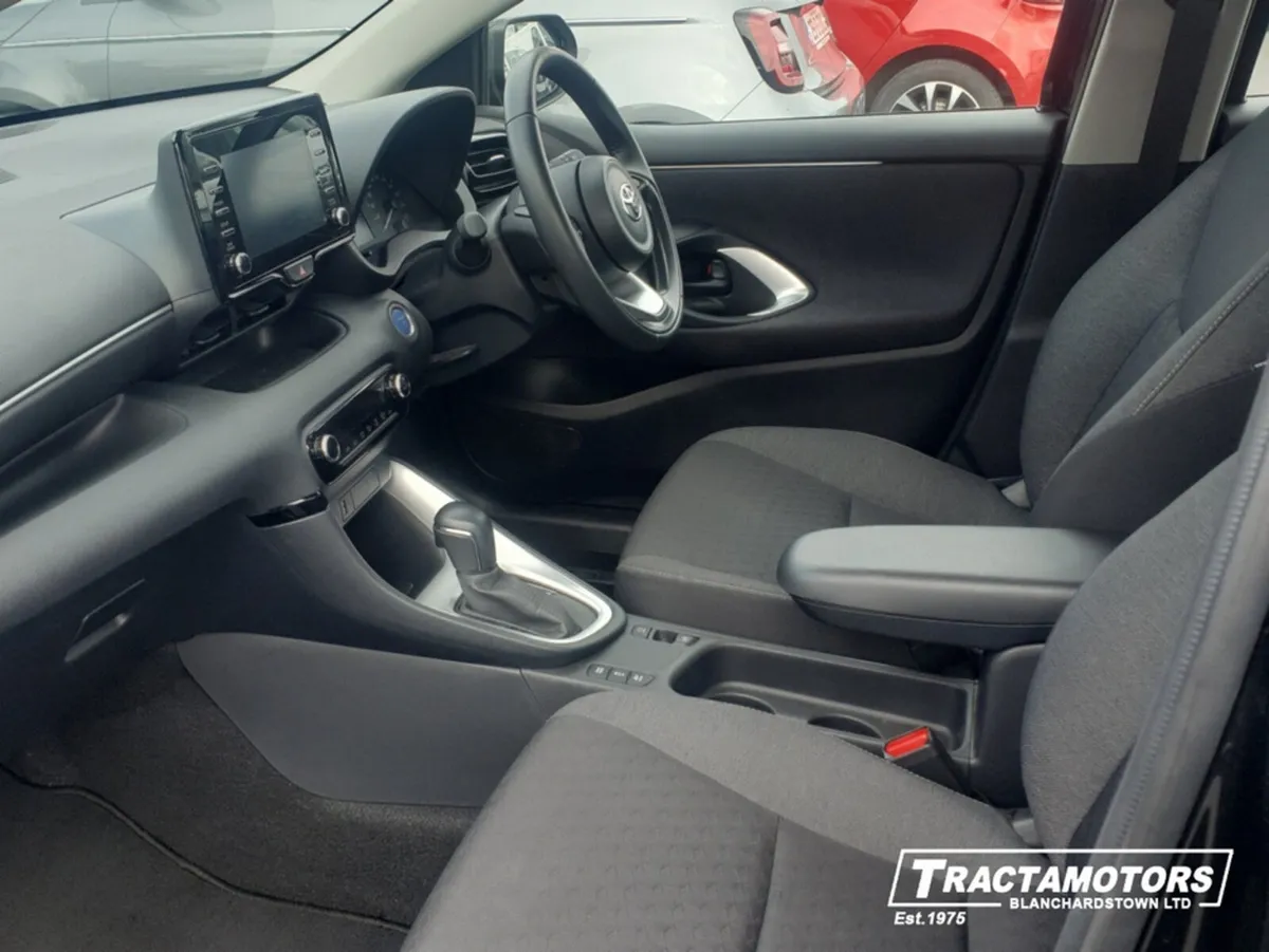 Toyota Yaris 1.5 HYBRID LUNA AUTO - Image 4
