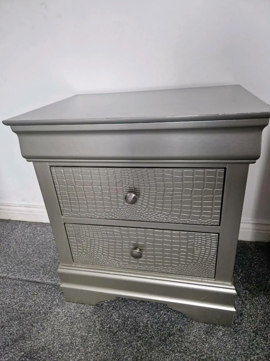 Double bed and 2 bedside lockers - Image 2