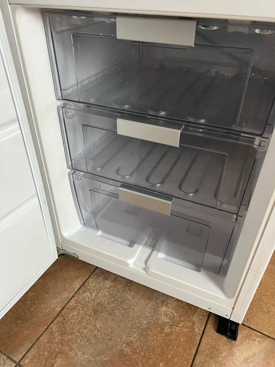 Whirlpool intergrated fridge freezer - Image 3