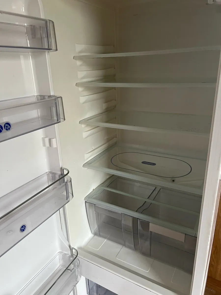 Whirlpool intergrated fridge freezer - Image 4
