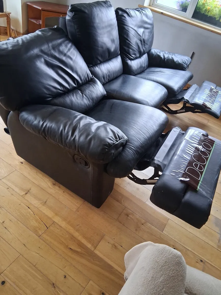 3 seater leather recliner - Image 3