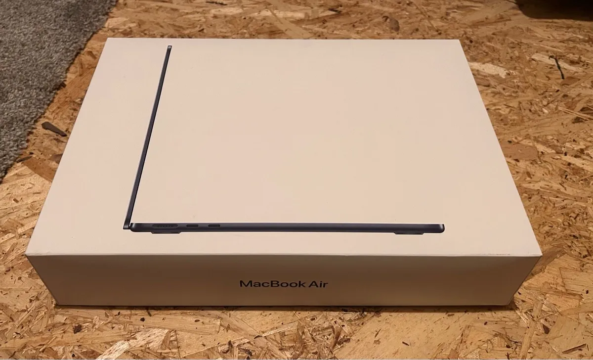 Macbook air 13’ (M4) - in warranty - Image 3