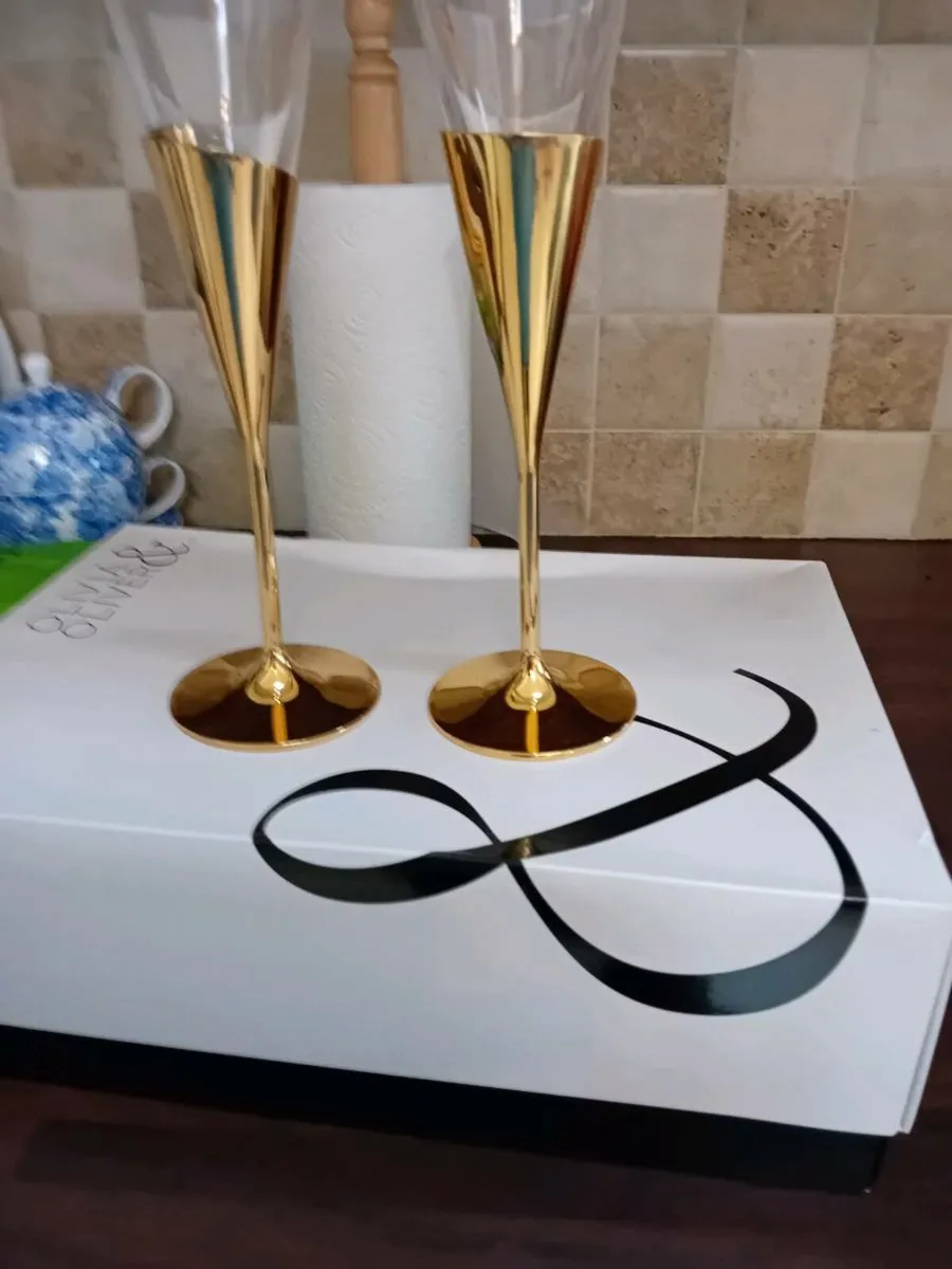 2 CHAMPAGNE FLUTES  NEW BOXED