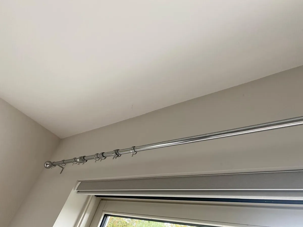 Curtain rail - Image 1
