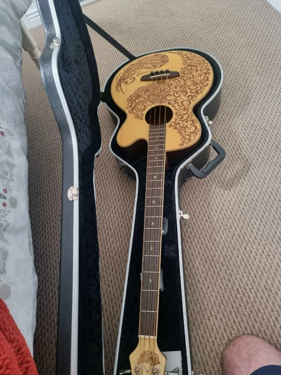 Bass guitar - Image 1