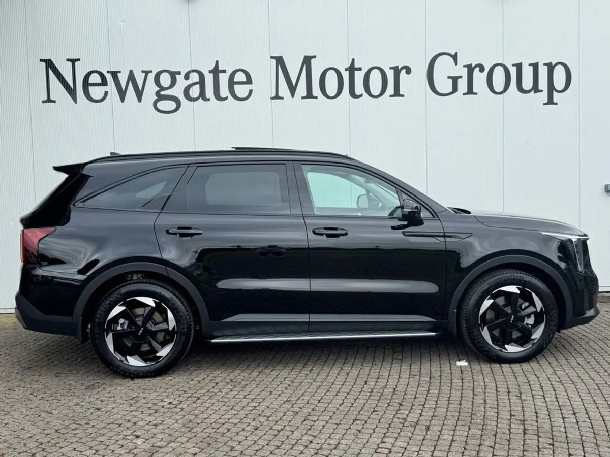 Kia Sorento DSL Black Edition - Exclusively From - Image 4
