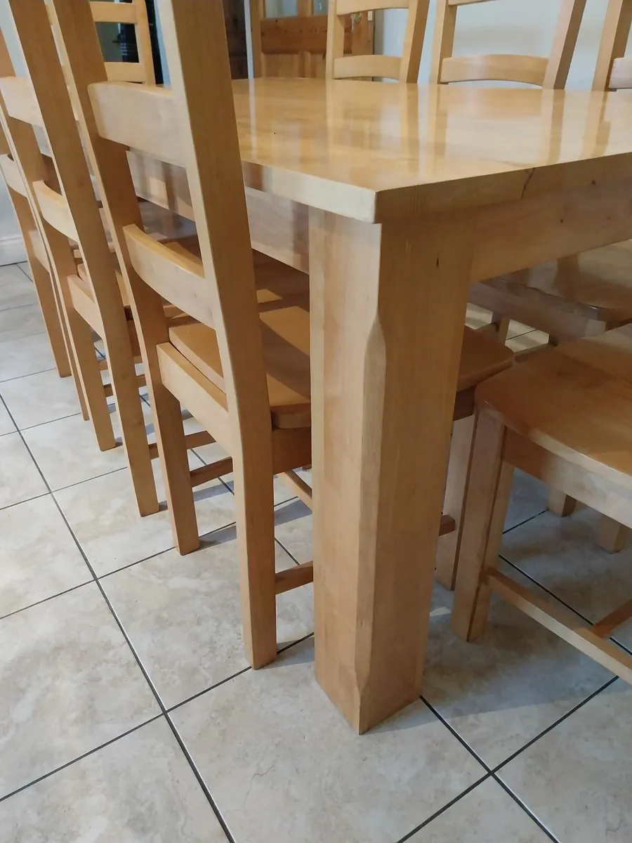 Table and chairs - Image 2
