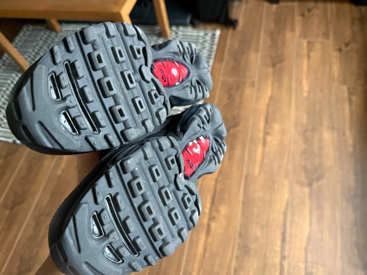 NIKE TRAINERS SIZE 8.5  eur 43 NEW - Image 4