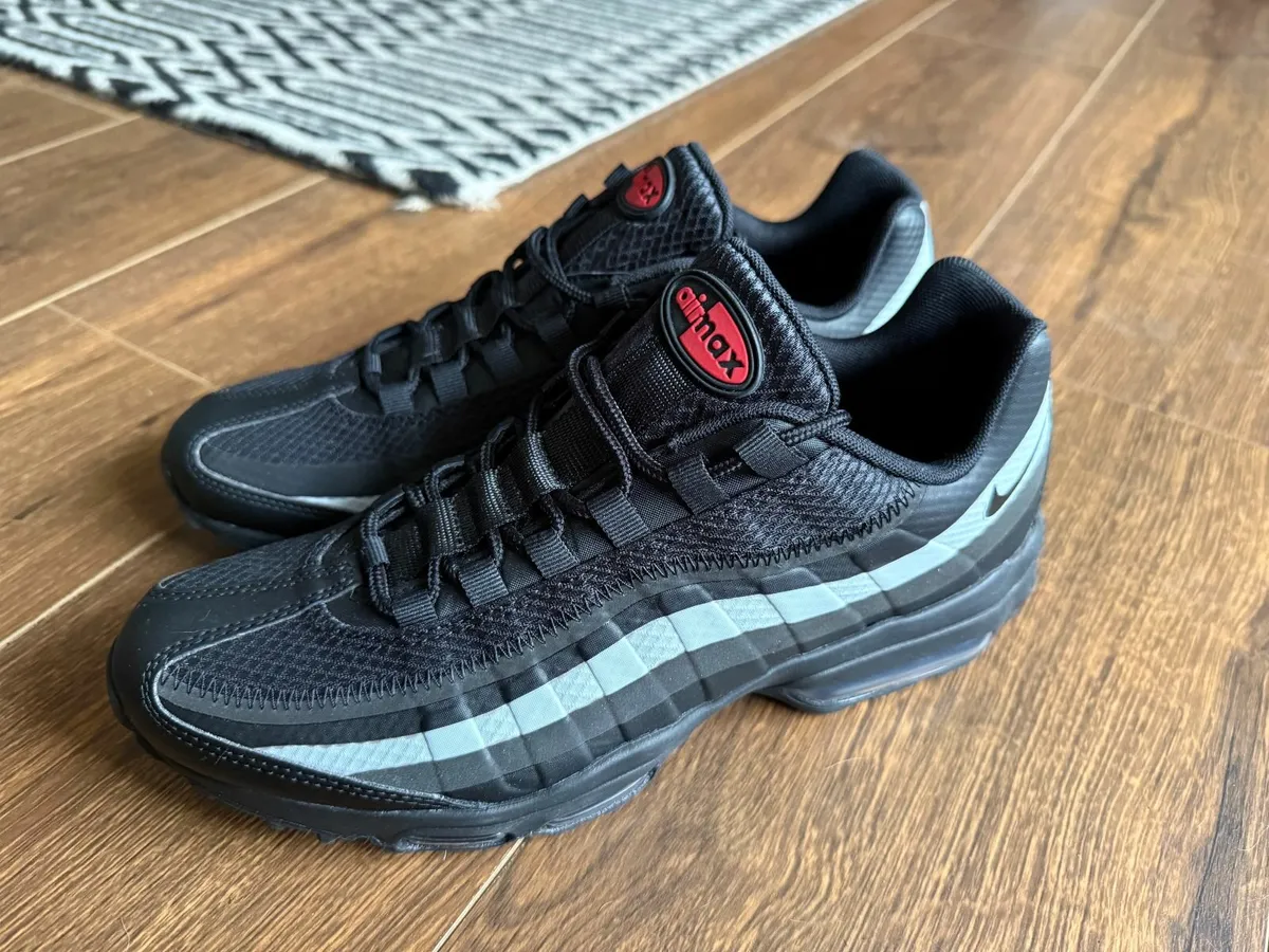 NIKE TRAINERS SIZE 8.5  eur 43 NEW - Image 1