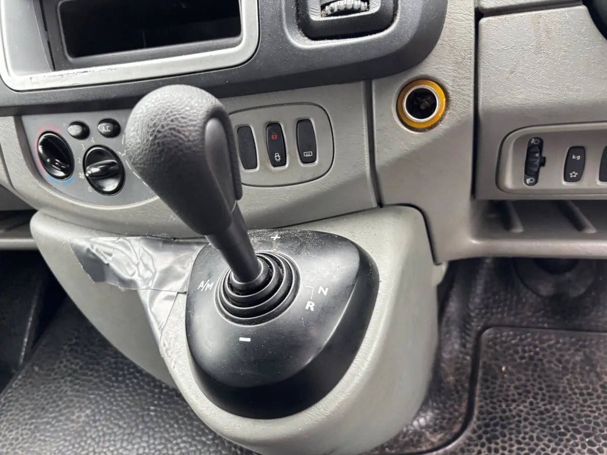 2014 Renault trafic mini bus - Image 4