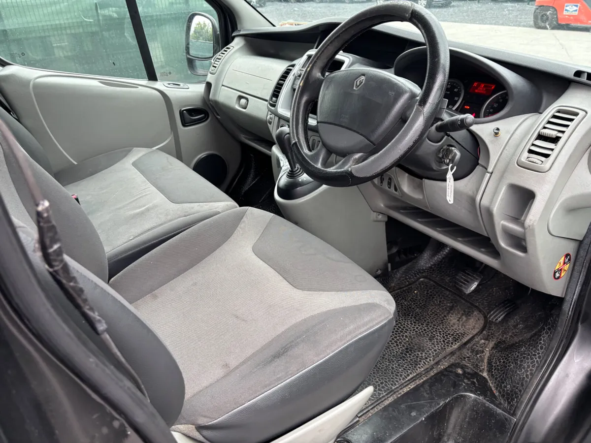 2014 Renault trafic mini bus - Image 3