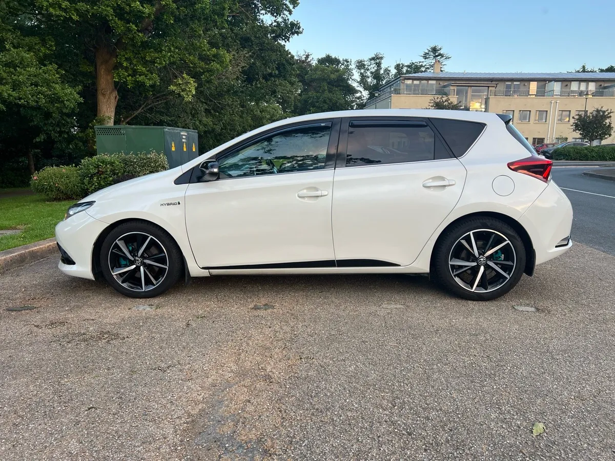Toyota Auris Special Edition GB25 VVT-i Hybrid - Image 4