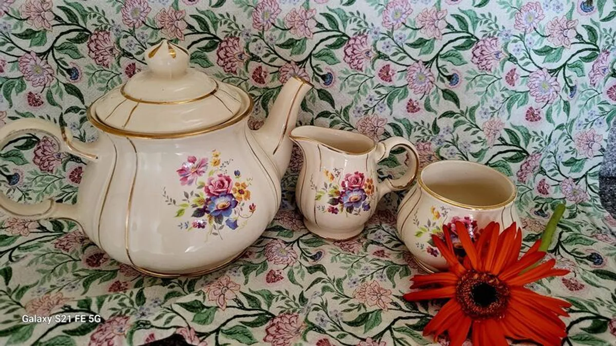 Beautiful vintage Sadler teapot with creamer and sugarbowl - Image 1