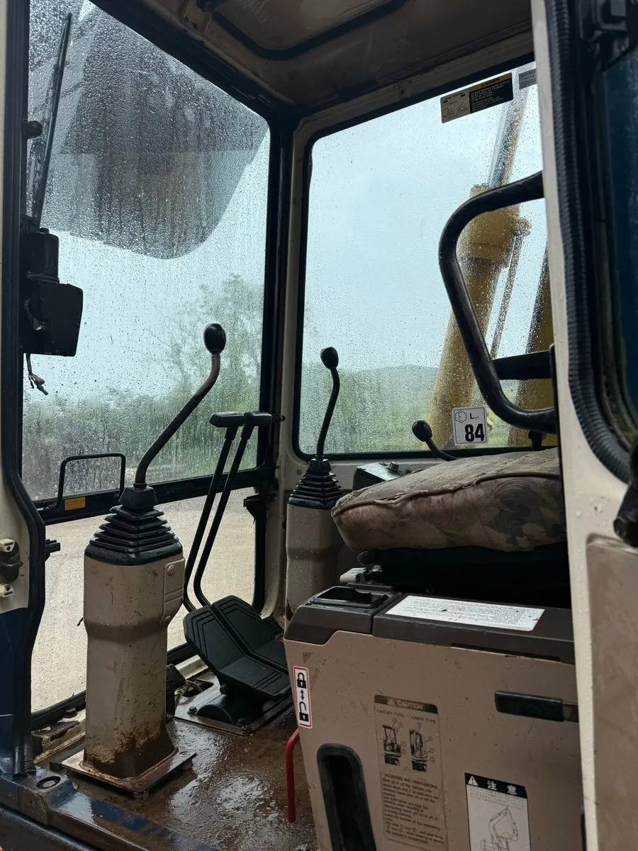 Komatsu 6 ton excavator - digger - Image 4