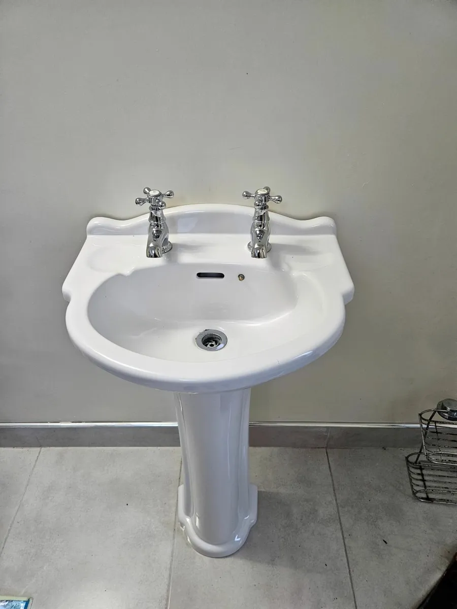 Bathroom sink - Image 1