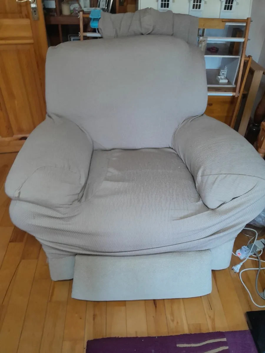 Free Lounge Furniture - Image 4