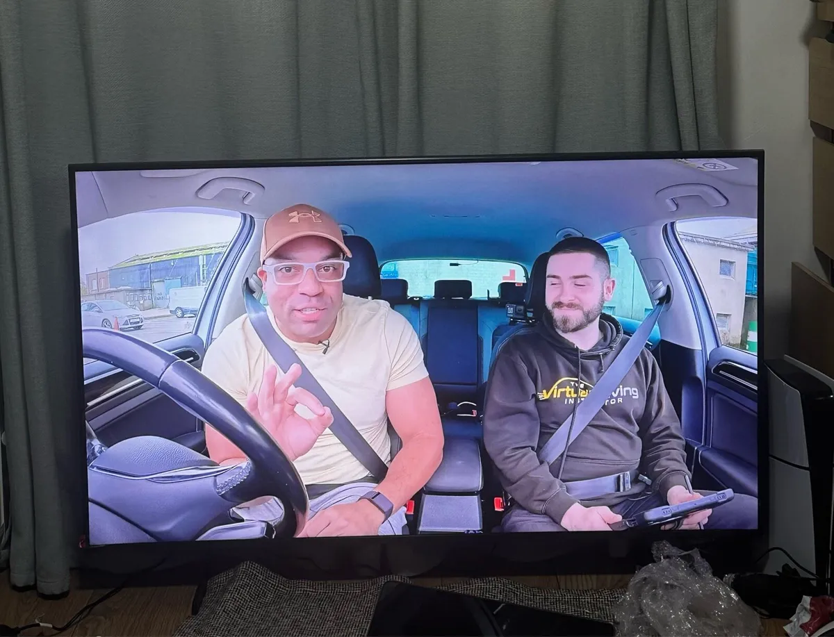 Samsung 50” 4K UHD Smart TV- Still under warranty - Image 3