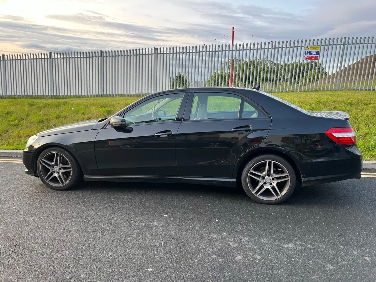 Mercedes benz - Image 2