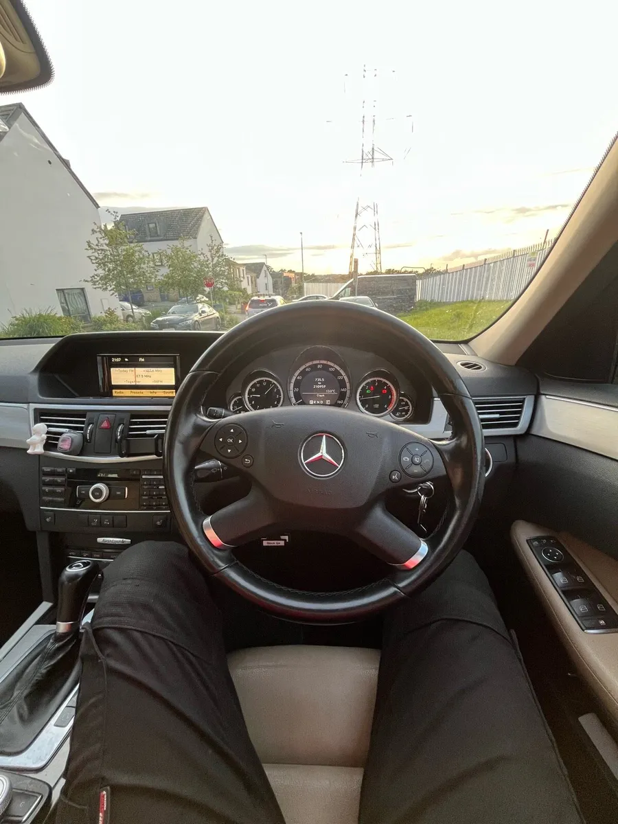 Mercedes benz - Image 3