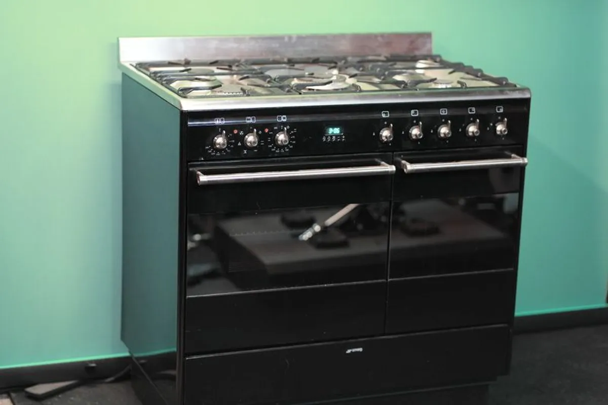 Smeg SUK92MBL5 dual fuel range cooker - Image 1
