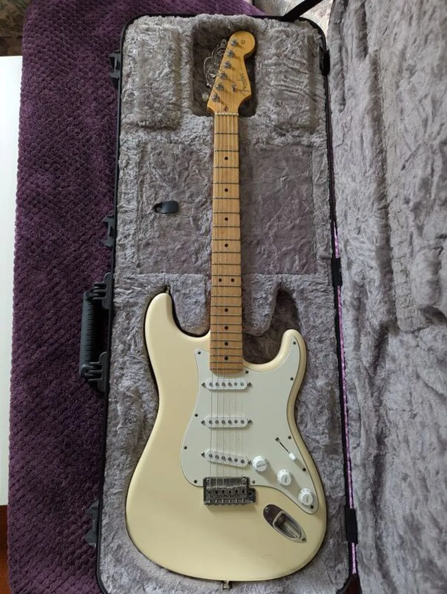 fender Stratocaster - Image 2