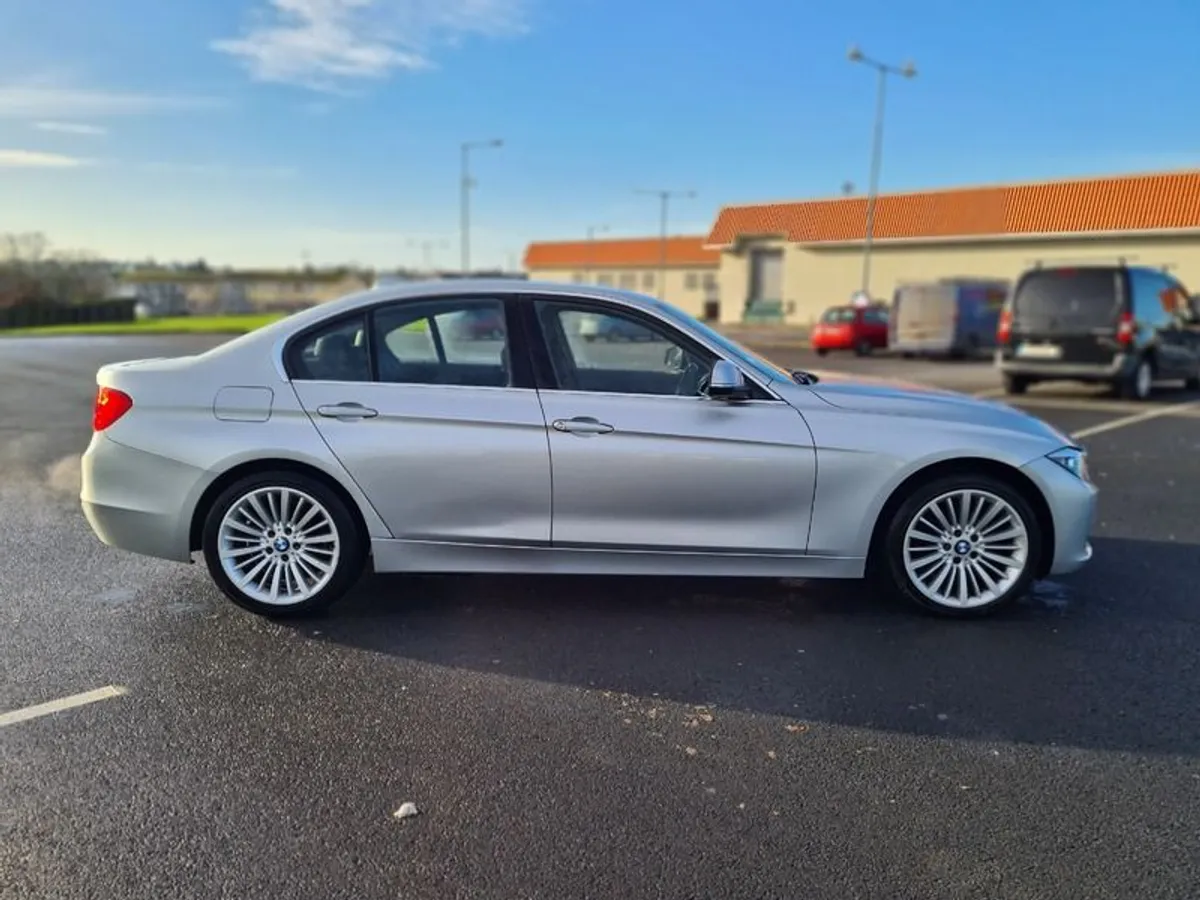 Bmw 320i Xdrive Luxury - Image 4