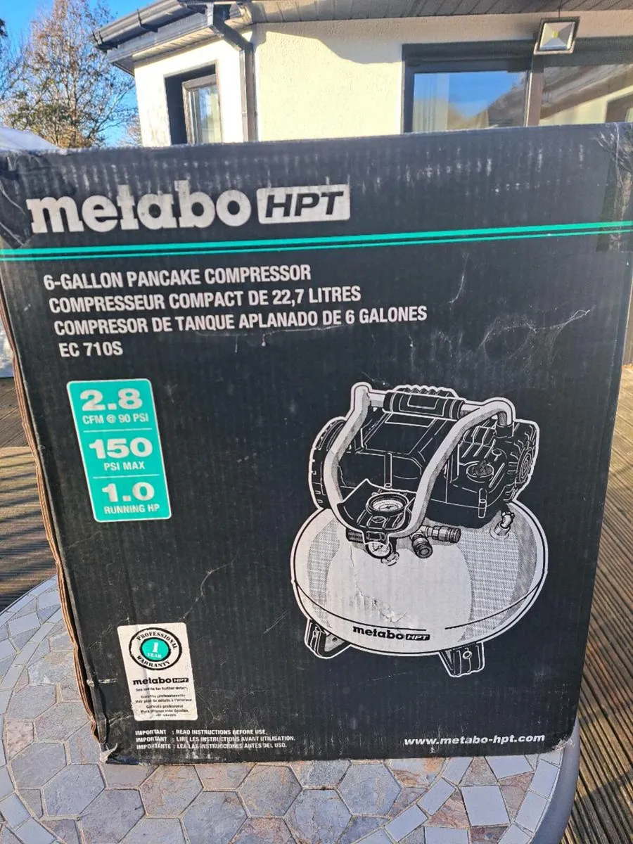 Portable 6-Gallon Oil-Free Pancake Compressor - Image 1