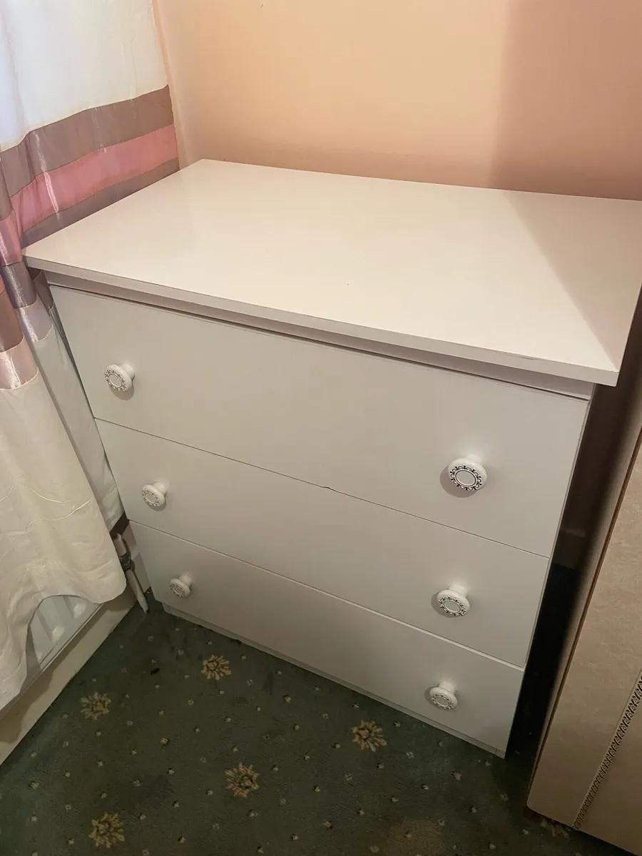 White chest of drawers