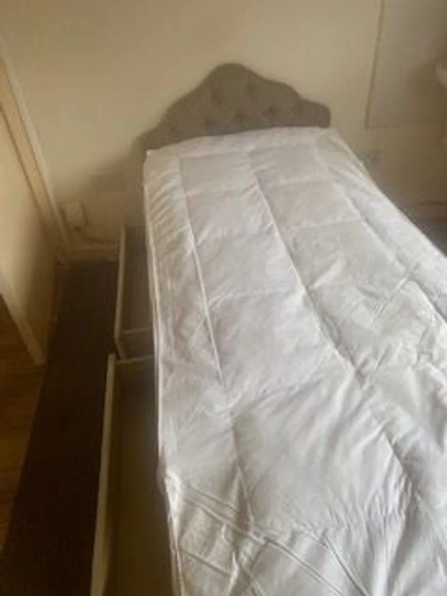 single  beds - Image 1