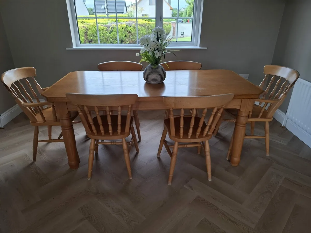 Table and six chairs - Image 1