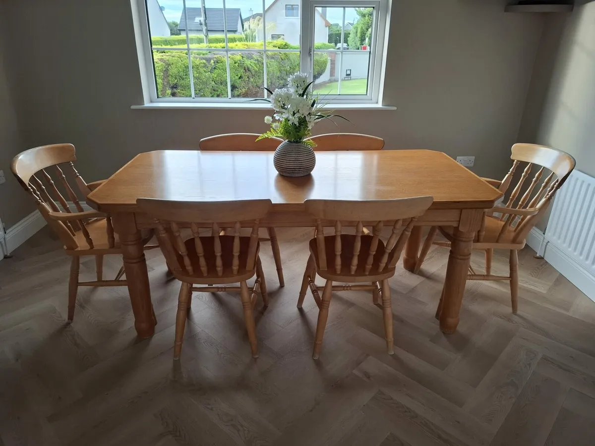 Table and six chairs - Image 4