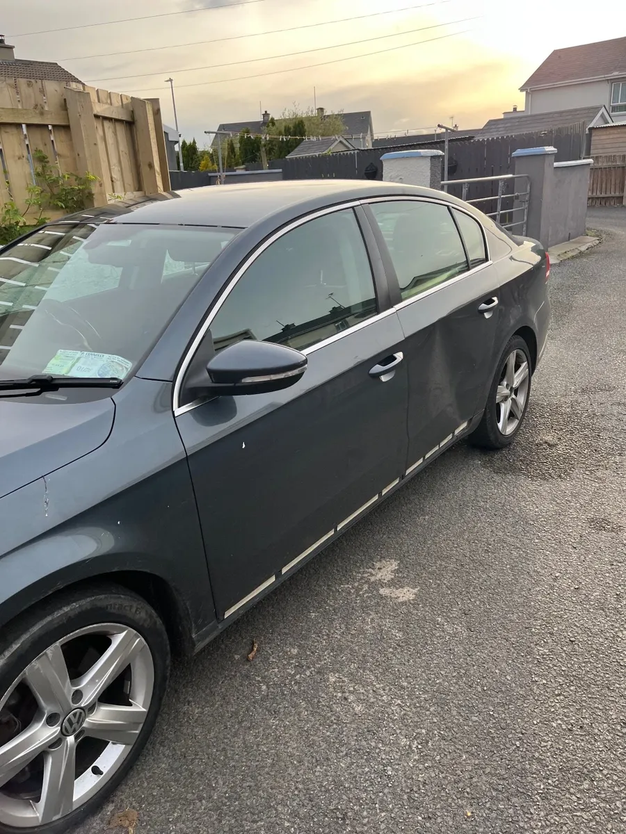 Volkswagen Passat 2012 - Image 2