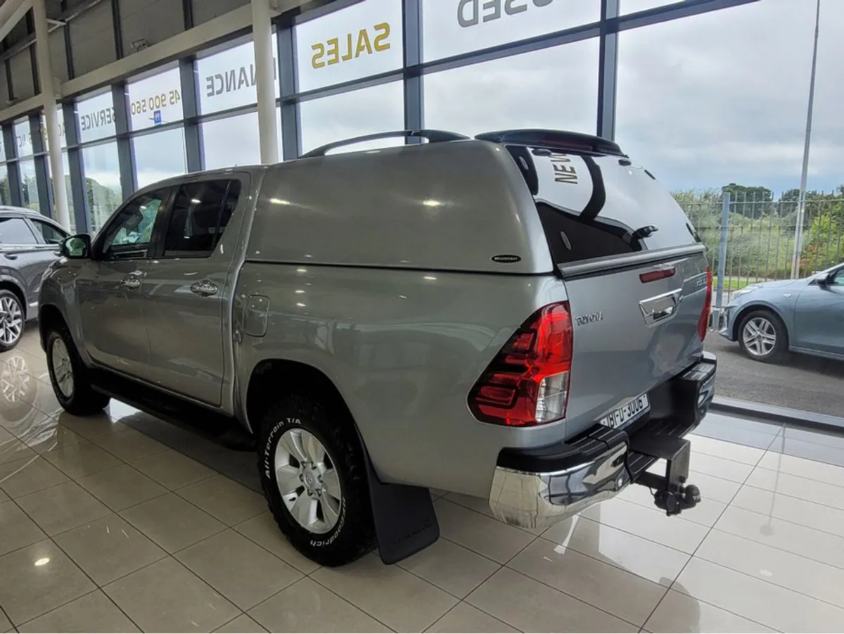 Toyota HiLux Double CAB SR5 4DR Crewcab - Image 4