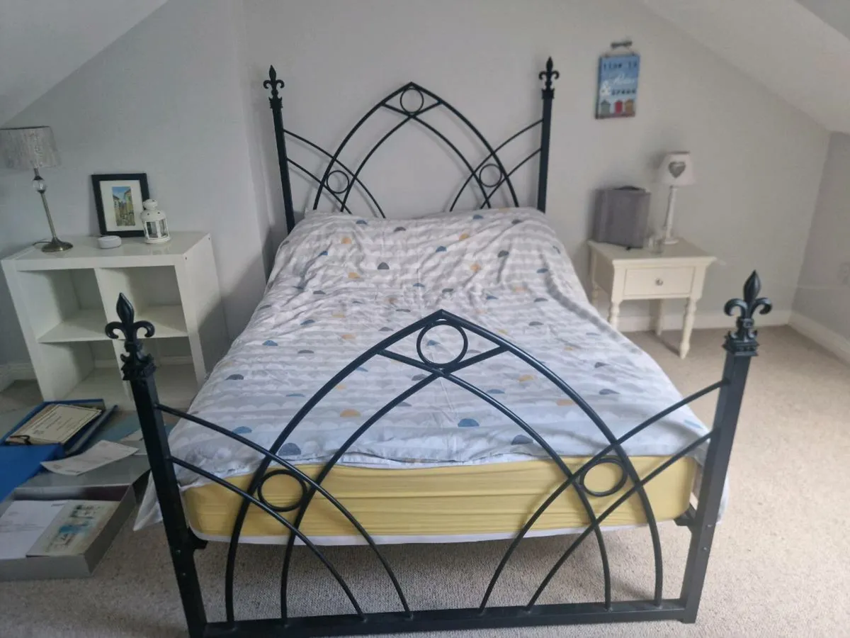 Double bed - Image 1