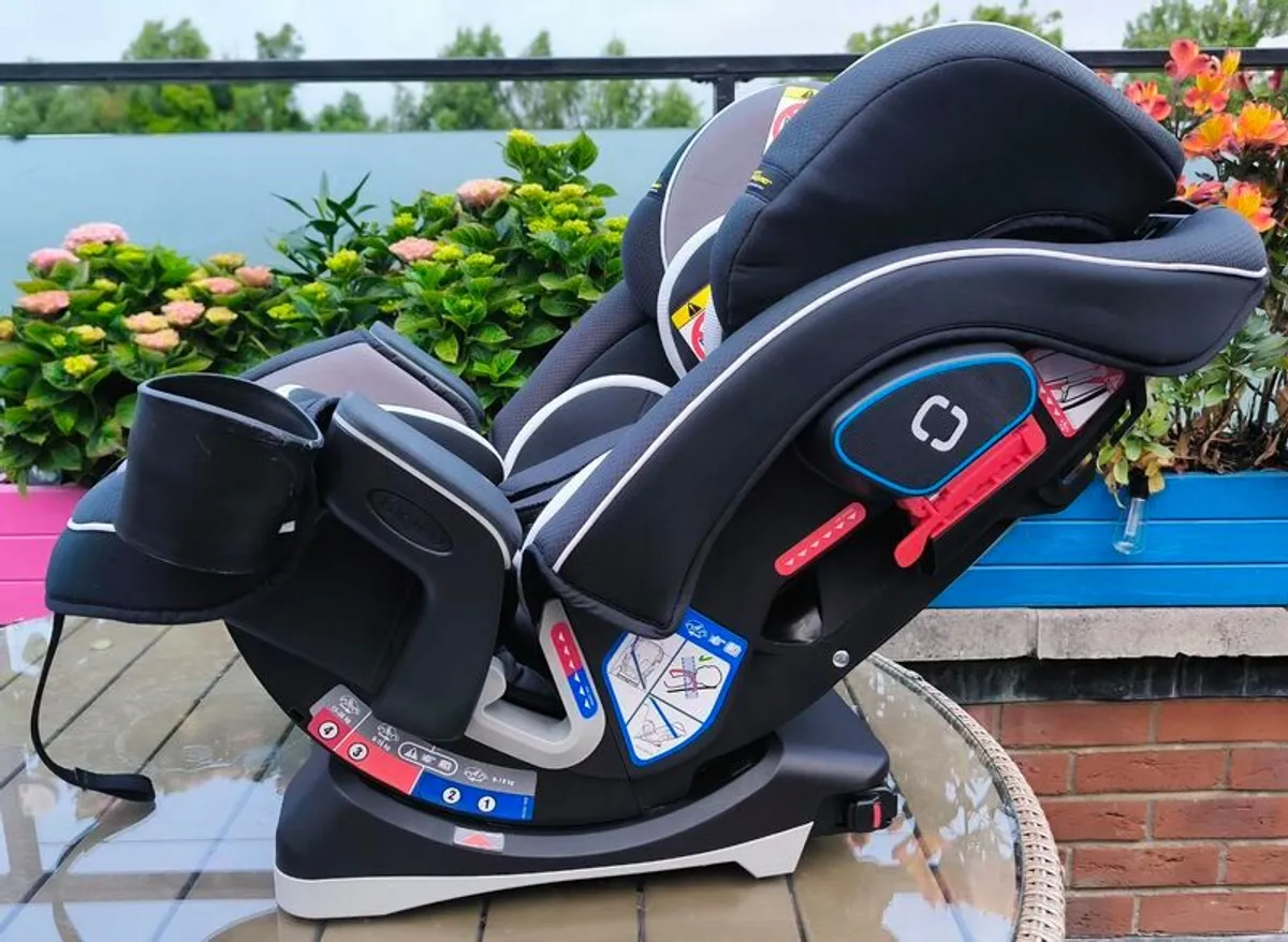 Graco slim fit all-in one car seat - Image 3