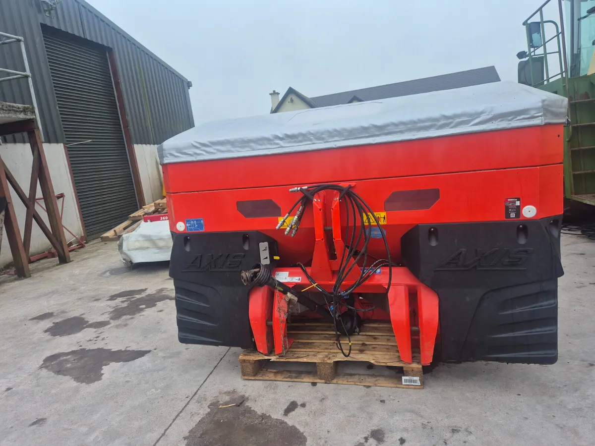 Rauch fertiliser spreader - Image 1